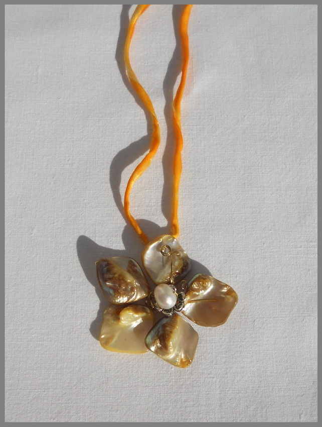 Zlatá orchidej