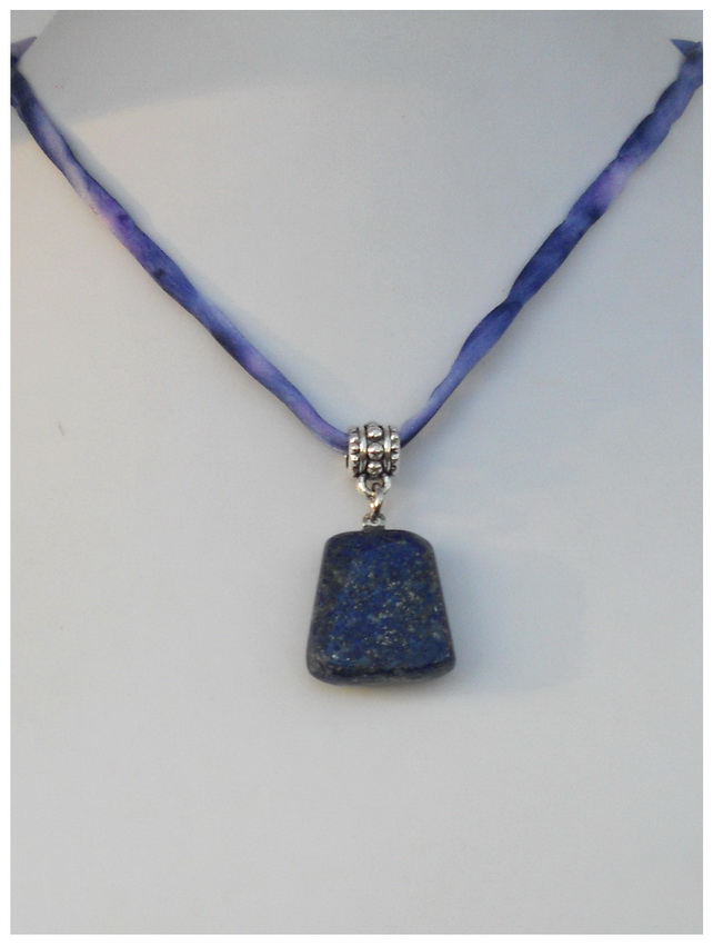 Lapis lazuli na modré hedvábné stužce