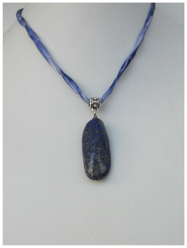 Lapis lazuli na modré hedvábné stužce