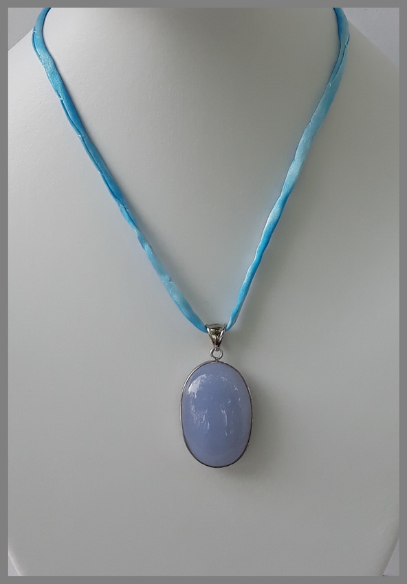 Chalcedonový přívěšek